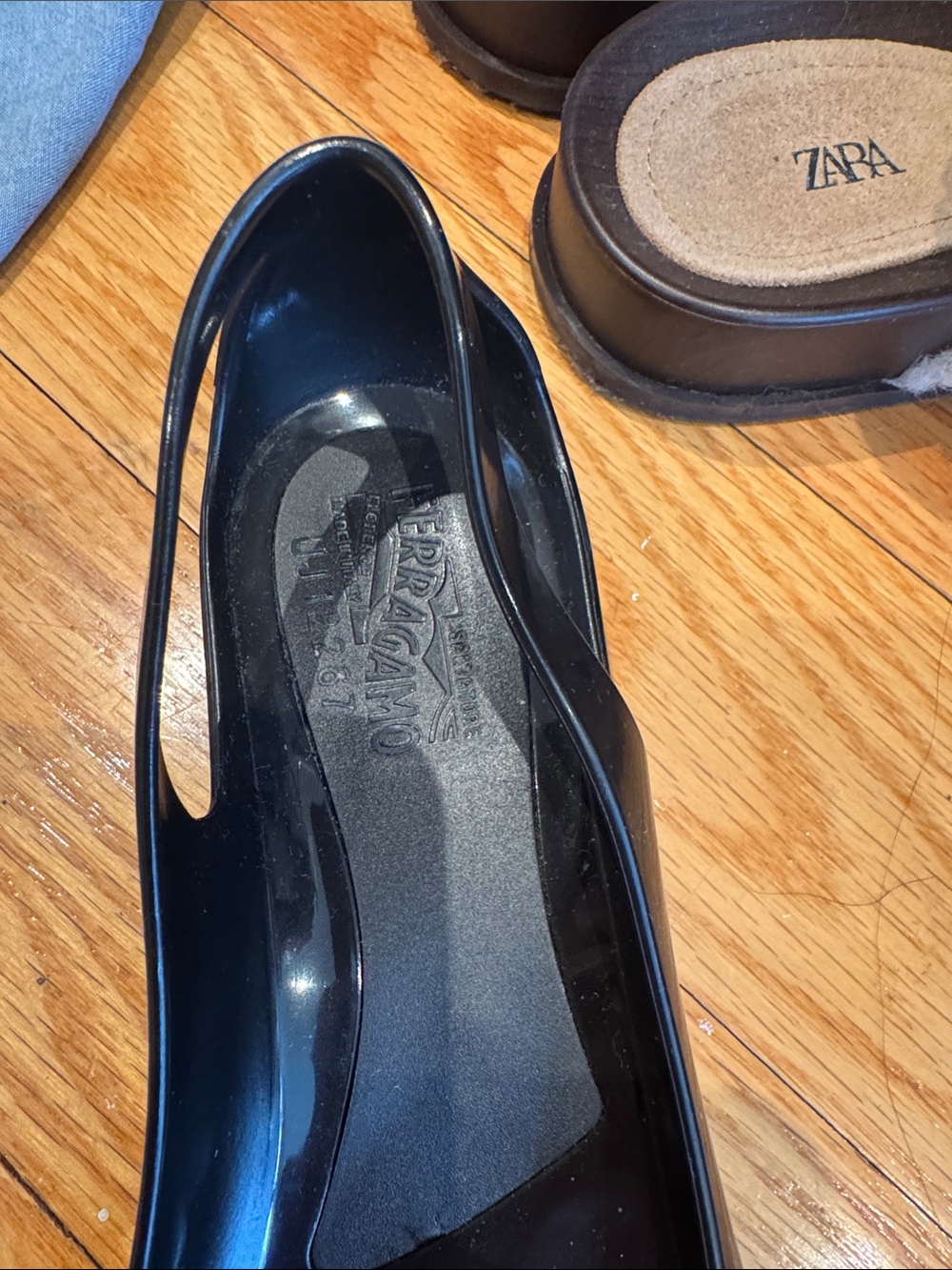Salvatore ferragamo  jelly flat with gold hardware - Picture 10 of 12